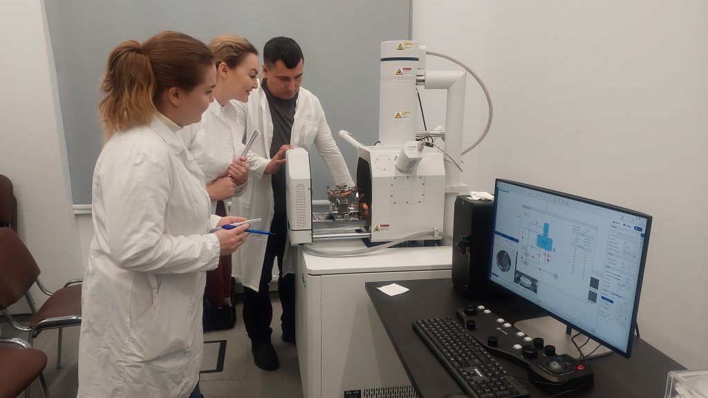В Центре интеллектуальной геномики Евразийского НОЦ появился новый сканирующий электронный микроскоп с расширенными возможностями